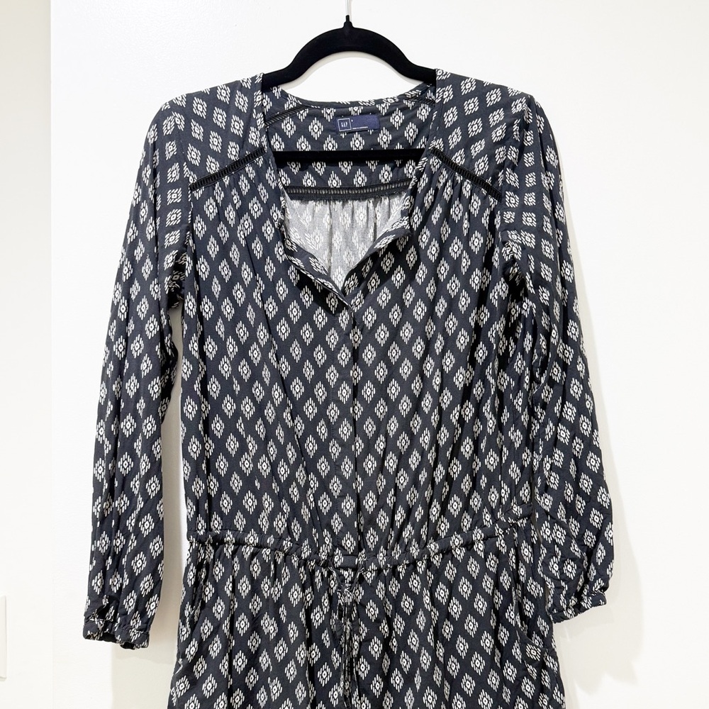 GAP Black and White Jumper Small